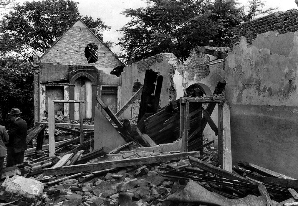Ruine-huis-Valkenstijn-1965-man-staat-aan-achterkant-punt-huis-westgevel